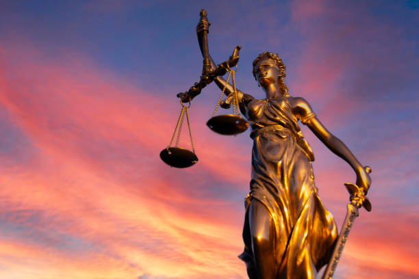Estatua de la justicia con balanza